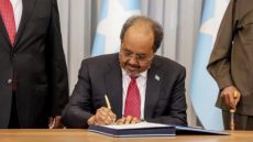 الرئيس الصومالي يوقّع رسمياً على الدستور الجديد للبلاد