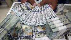 الدولار يقفز مع صعود النفط وسط مخاوف من حرب طويلة في الشرق الأوسط