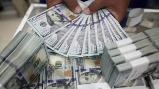 الدولار يقفز مع صعود النفط وسط مخاوف من حرب طويلة في الشرق الأوسط