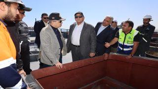 جولة لرئيس هيئة قناة السويس بترسانة جنوب البحر الأحمر لمتابعة بناء الوحدات البحرية