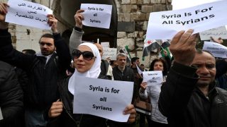 قيود الكحول في دمشق تثير الجدل: مخاوف من تأثيرات اقتصادية على السياحة وقطاع الضيافة