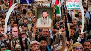 الحوثيون يلوحون باستعدادهم للانضمام إلى إيران مما سيعقد حركة الملاحة