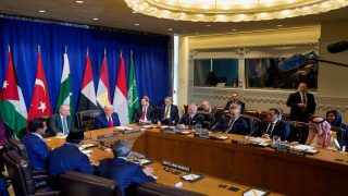 مناورة أم مراجعة.. ترامب يعلن عن “مفاوضات إيجابية” مع طهران ويؤجل ضربات الطاقة لـ 5 أيام