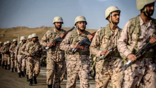 الجيش الإيراني يعلن استهداف مراكز دفاعية وصناعية في “تل أبيب”