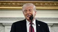 ترامب يمدد هدنة إسرائيل ولبنان ويأمر باستهداف القوارب الإيرانية في هرمز