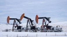 النفط يتراجع مع انحسار مخاوف الإمدادات وترقب محادثات واشنطن وطهران