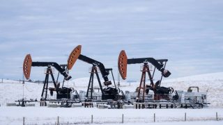 النفط يتراجع مع انحسار مخاوف الإمدادات وترقب محادثات واشنطن وطهران