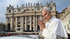 البابا لاوون الرابع عشر يدعو العالم لاختيار السلام في أول رسالة عيد الفصح له