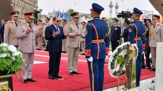 الرئيس السيسي يضع إكليل زهور على النصب التذكاري لشهداء القوات المسلحة وقبر السادات في ذكرى تحرير سيناء