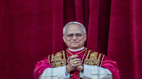 البابا ليو الرابع عشر ينتقد “نهب أفريقيا” ويدعو للسلام من الكاميرون وسط توتر مع دونالد ترامب