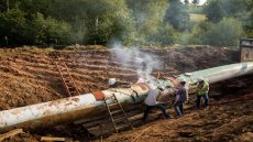 سجن نشطاء في أوغندا يشعل الجدل حول مشروع خط أنابيب النفط لشرق إفريقيا