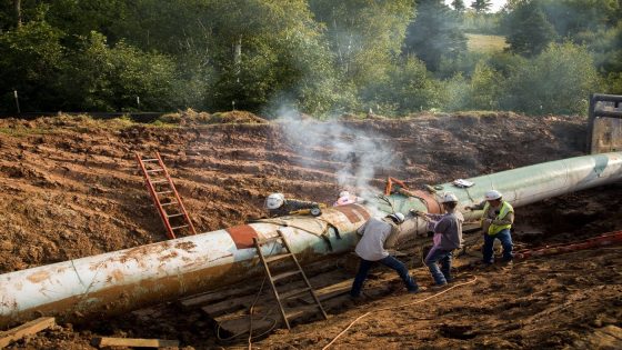 سجن نشطاء في أوغندا يشعل الجدل حول مشروع خط أنابيب النفط لشرق إفريقيا