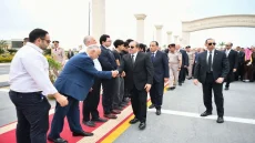 السيسي يتقدم مشيعي جنازة والد رئيس الوزراء ويقدم التعازي لأسرة الفقيد