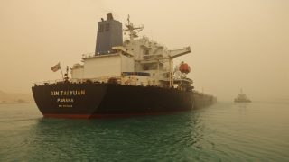 نجاح تحايل قناة السويس على أزمة جنوح السفينة XIN TAIN YUAN بمهارة فرق الإنقاذ البحري”