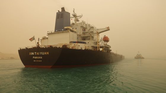 نجاح تحايل قناة السويس على أزمة جنوح السفينة XIN TAIN YUAN بمهارة فرق الإنقاذ البحري”