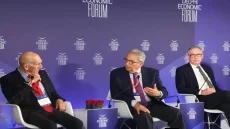 عمرو موسى يعود من أثينا بعد مشاركته في منتدى دلفي الاقتصادي ومناقشة تطورات الشرق الأوسط