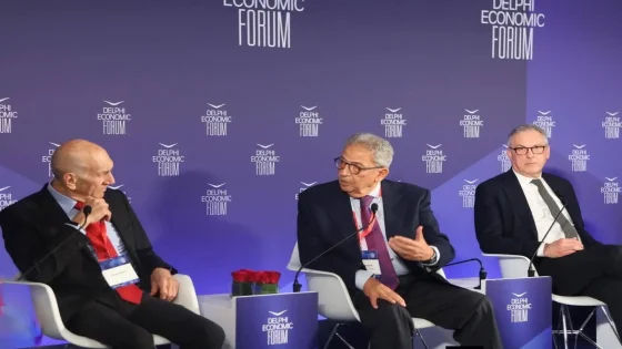 عمرو موسى يعود من أثينا بعد مشاركته في منتدى دلفي الاقتصادي ومناقشة تطورات الشرق الأوسط