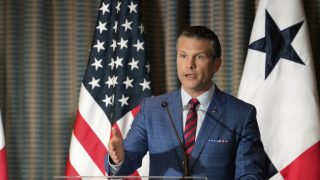 ديمقراطيون في الكونغرس يتحركون لعزل وزير الدفاع الأمريكي بيت هيجسيث بسبب حرب إيران واتهامات بخرق القانون