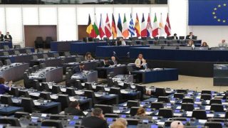 الاتحاد الأوروبي يوسع عقوباته ضد إيران رداً على إغلاق مضيق هرمز