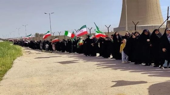 سلاسل بشرية أمام المنشآت المستهدفة في إيران قبل انتهاء مهلة ترامب 