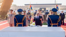 “السيسي” يضع إكليلا من الزهور على النصب التذكاري لشهداء القوات المسلحة والرئيس السادات