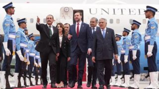 ساعتان من التفاوض المباشر في إسلام آباد بحضور عسكري باكستاني وسط أجواء إيجابية