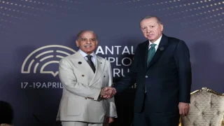 أردوغان وشهباز شريف يبحثان تعزيز العلاقات والتطورات الإقليمية والدولية