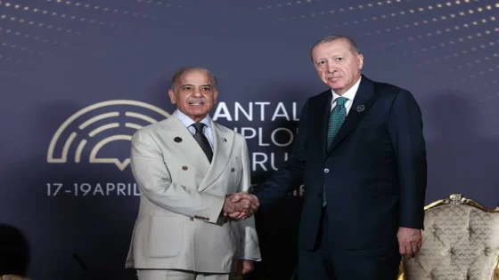 أردوغان وشهباز شريف يبحثان تعزيز العلاقات والتطورات الإقليمية والدولية