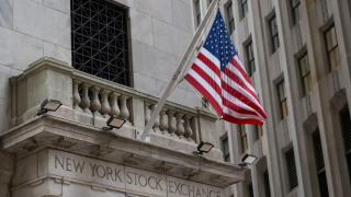 مدمرات أمريكية تدخل الخليج وإيران تحذر من عبور مضيق هرمز