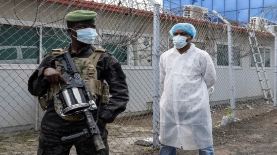 مواطنون يضرمون النار في مركز لعلاج الإيبولا بالكونغو الديمقراطية احتجاجاً على طقوس الدفن