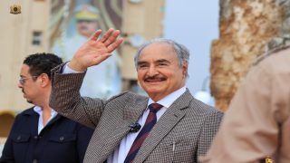 حفتر يدشن ألفي وحدة سكنية في درنة وسط احتفاء شعبي بمسار الإعمار