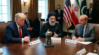 لماذا لا تثق إيران وأمريكا إلا بالوسيط الباكستاني؟