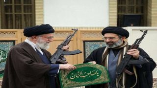 هل أخذت طهران ثأرها.. إيران تعلن إقامة مجلس عزاء لعائلة خامنئي بعد 3 أشهر من مقتلهم