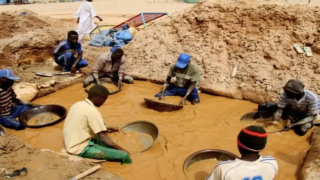 قصف جوي يستهدف مناطق تعدين للذهب في شمال السودان ويسقط قتلى وسط غموض حول الحصيلة