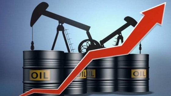 النفط يرتفع 1% مع تصاعد التوترات في الشرق الأوسط وتراجع مخزونات الخام الأمريكية