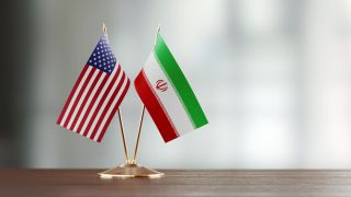 تصعيد غير مسبوق بين إيران وأميركا وسط تبادل للهجمات وتحركات لإحياء الوساطة