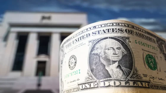 الدولار يتذبذب وسط تصعيد الشرق الأوسط وتضخم أميركي مرتفع يربك توقعات الفائدة