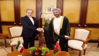 عمان وإيران تبحثان مستقبل إدارة مضيق هرمز وتشكّلان فريق عمل مشتركاً