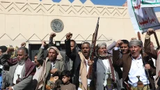 الحوثيون يعلنون استهداف مواقع سعودية والتحالف يؤكد توجيه ضربة “حازمة” لحماية الملاحة