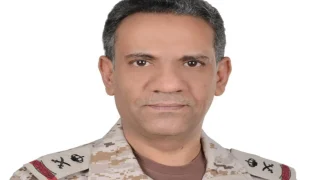 تحالف دعم الشرعية: تنفيذ رد عسكري على أهداف حوثية في الحديدة بعد استهداف سفن تجارية بالبحر الأحمر