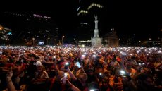 TOPSHOT - Spain's supporters turn on their phone flashlight as they watch the 2026 World Cup final match between Spain and Argentina displayed on giant screens underneath the Christopher Columbus statue on Colon square's in Madrid, on July 19, 2026. (Photo by Paul Hanna / AFP)