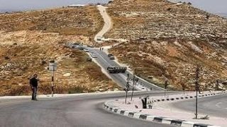تقرير فلسطيني: إسرائيل توسع شبكة الطرق الاستيطانية لعزل التجمعات الفلسطينية في الضفة الغربية