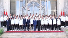 الرئيس السيسي يستقبل أبطال منتخب مصر في العلمين ويمنحهم كأس الجدارة