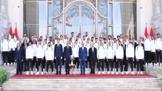 الرئيس السيسي يستقبل أبطال منتخب مصر في العلمين ويمنحهم كأس الجدارة
