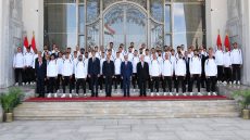 الرئيس السيسي يستقبل أبطال منتخب مصر في العلمين ويمنحهم كأس الجدارة