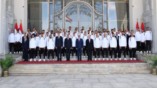 الرئيس السيسي يستقبل أبطال منتخب مصر في العلمين ويمنحهم كأس الجدارة