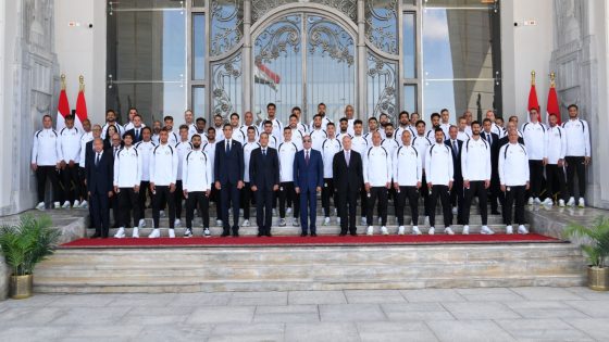 الرئيس السيسي يستقبل أبطال منتخب مصر في العلمين ويمنحهم كأس الجدارة