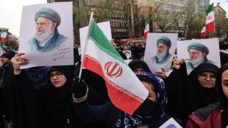 جنازة خامنئي تجمد مفاوضات واشنطن وطهران بالدوحة.. وملف “هرمز” يعود للمربع الأول