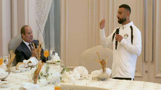 صلاح يعد السيسي بوصول الكرة المصرية إلى المحافل العالمية