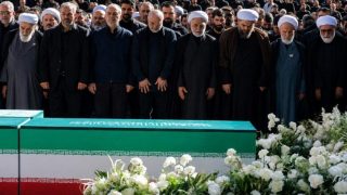 غياب مجتبى خامنئي عن جنازة والده يثير تساؤلات حول وضعه الصحي ودوره في قيادة إيران